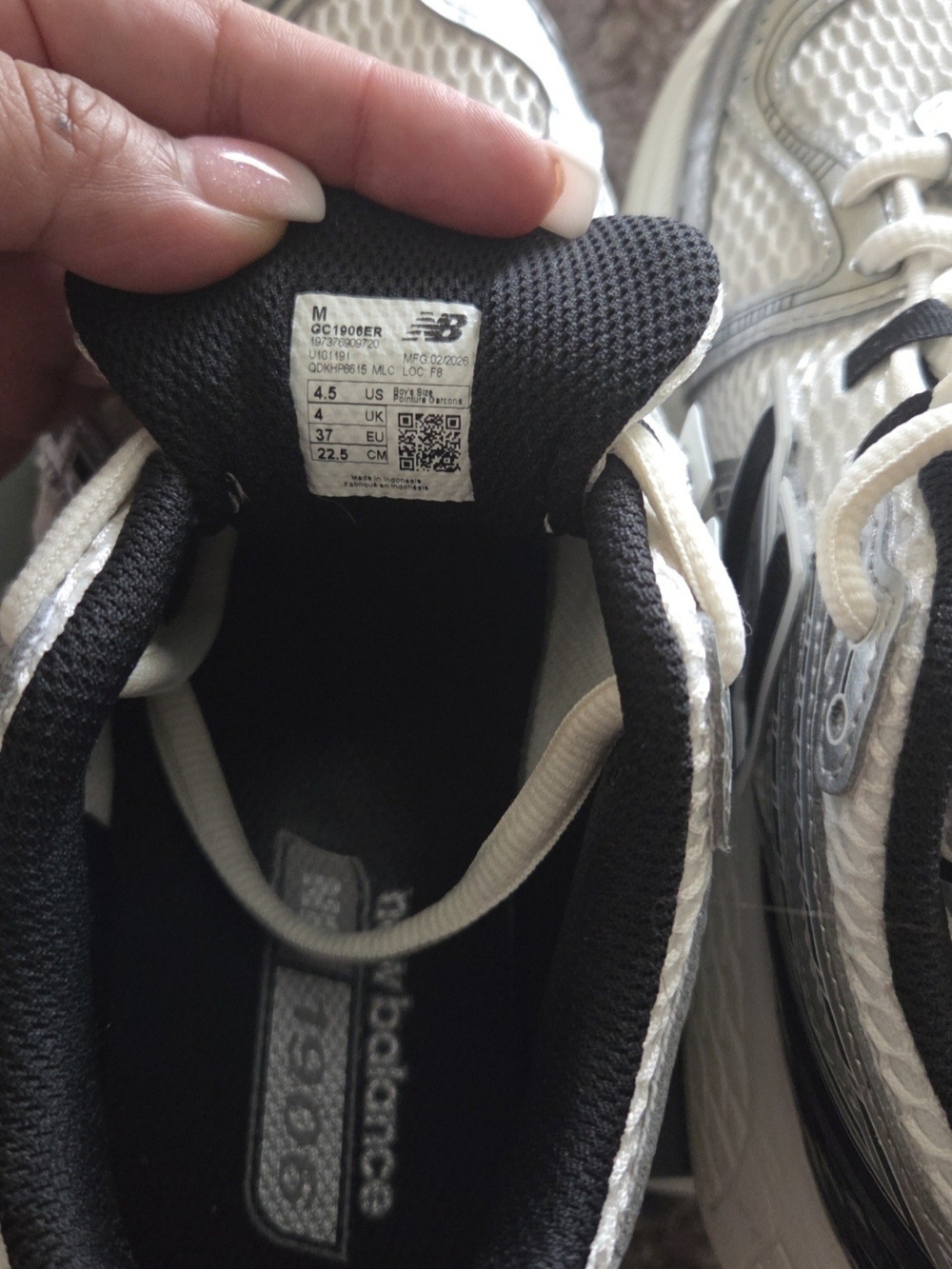New Balance White and Black Athletic Lace-Up Trainers - Picture 6 of 7